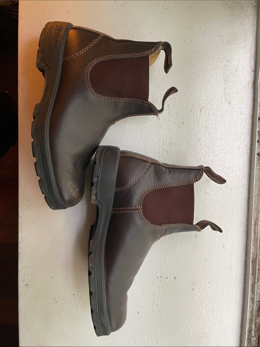 Blundstone Chelsea Boots in Dark Brown with Brown Elastic